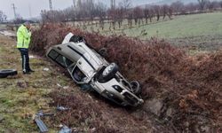 Amasya'da devrilen otomobildeki 2 kişi yaralandı