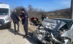 Bolu'da kamyonetle çarpışan otomobildeki baba ve oğlu yaralandı