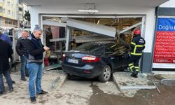 Ordu'da otomobilin markete girdiği kazada 3 kişi yaralandı