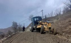 Sinop’ta heyelan nedeniyle kapanan köy yolu ulaşıma açıldı