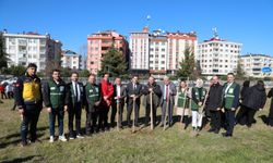 Trabzon'da gönüllüler fidan dikti