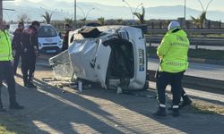 Trabzon'da refüje çarparak devrilen otomobildeki 2 kişi yaralandı