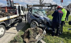 Zonguldak'ta aydınlatma direğine çarpan otomobilin sürücüsü yaralandı