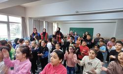 Düzce'de gençlik merkezi gönüllülerinden "8 Nisan Romanlar Günü" etkinliği