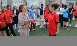 Amasya'da kadın futbolcular, antrenmanda annelerinin Anneler Günü'nü kutladı