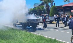 Artvin'de seyir halindeyken alev alan kamyonet yandı