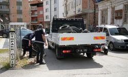 Çorum'da araçların park etmemesi için yol kenarına konulan eşyalar toplandı