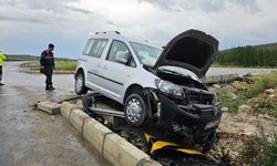 Çorum'da otomobil ile hafif ticari aracın çarpışması sonucu 4 kişi yaralandı