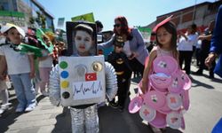 Düzce'de anaokul öğrencileri atık malzemelerden tasarladıkları kıyafetleri sergiledi