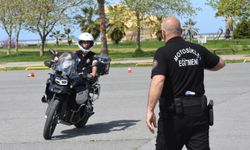 Emektar motosikletli trafik polis timi eğitmeni meslektaşlarına tecrübelerini aktarıyor