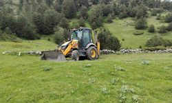 Freni boşalan iş makinesinden atlayan operatör yaralandı