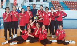 Gümüşhacıköy'de Ortaokullar arası voleybol turnuvası sona erdi