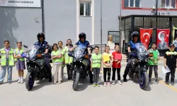 Güvenli trafiğin şartlarını ‘tebessümle’ öğrendiler