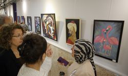 Sanat galerisine dönüştürülen okul koridoru sergilere ev sahipliği yapıyor