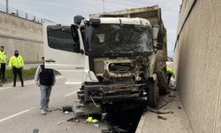 Sinop'ta alt geçit duvarına çarpan kamyonun sürücüsü yaralandı