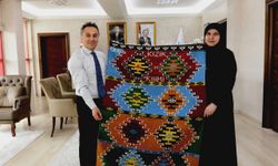 TOGÜ Rektörü Yılmaz'a Kızık kilimi hediye edildi
