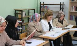 Tokat'ta öğretmenler ve anneler, kütüphanede birlikte kitap okuyor