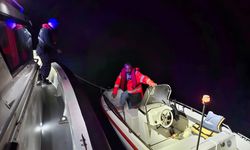Trabzon'da denizde sürüklenen tekne kurtarıldı