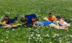 Trabzon'da ilkokul 1. sınıf öğrencileri yayla çiçekleri arasında kitap okudu