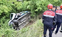 Trabzon'da park halindeki minibüsün kayarak şarampole devrildiği kazada 5 kişi yaralandı