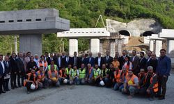 Ulaştırma ve Altyapı Bakanı Uraloğlu, Trabzon'da partisinin il danışma toplantısında konuştu: