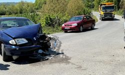 KAMYONETE ÇARPTI, OTOMOBİL PARÇALANDI