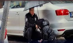 ŞEMSİYE İLE YARALININ BAŞINDA BEKLEDİ