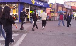 ÇARŞI İÇİNDE BIÇAKLI KAVGA