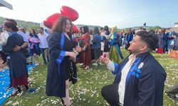 MEZUNİYET TÖRENİNDE EVLİLİK TEKLİFİ