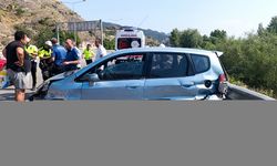 Amasya'da bariyere çarpan otomobildeki 4 kişi yaralandı