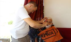 Amasyalı muhtar mahalle sakinlerine ücretsiz bayram tıraşı yapıyor