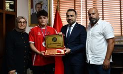 Avrupa 15 Yaş Altı Güreş Şampiyonası'nda altın madalya kazanan Yusuf, Samsun'da coşkuyla karşılandı
