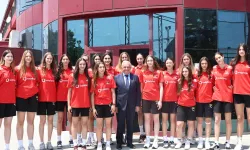 Başkan Şadi Özdemir’den filenin genç sultanlarına motivasyon ziyareti