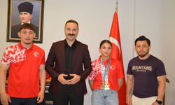 Bilek güreşi şampiyonundan Ayvat ve İkiz'e ziyaret
