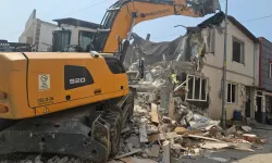 Bursa Osmangazi'de iki katlı kaçak bina yıkıldı