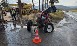 Çorum'da hafif ticari aracın traktörle çarpıştığı kazada 5 kişi yaralandı