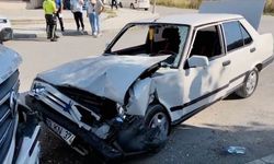 Çorum'da otomobil park halindeki minibüse çarptı, 3 kişi yaralandı