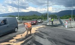 Düzce'de bariyer ve beton bloklara çarpan tırın sürücüsü yara almadan kurtuldu