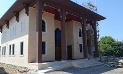 Düzce'de depremin ardından yıkılarak yeniden inşa edilen camide yazı ve tezyinat çalışması