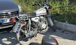 Gerze'de otomobille çarpışan motosikletin sürücüsü yaralandı