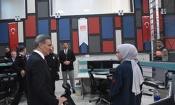 Gümüşhane Valisi Baruş, yol kontrol noktasında sürücülere ikram ve uyarılarda bulundu