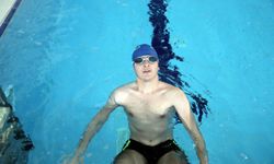 Her hafta 60 kilometre katedip antrenmana katılan engelli yüzücü, Türkiye şampiyonu oldu