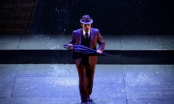 Hollywood'un romantik komedisi "Singin' in the Rain" müzikalinin Türkiye prömiyeri yapıldı