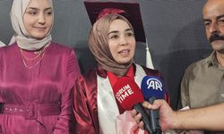 İki çocuk annesi 44 yaşındaki kadın, üniversiteden birincilikle mezun oldu