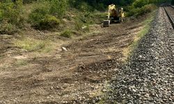 Karabük'te demir yolu kenarları yangın riskine karşı temizlendi