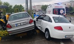 Karabük'te iki otomobilin çarpıştığı kazada 3 kişi yaralandı