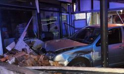 Karabük'te otomobilin iş yerlerine çarptığı kazada 1 kişi yaralandı