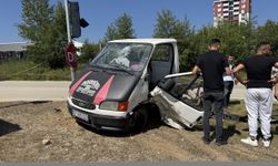 Kastamonu'da kamyonet ile otomobilin çarpıştığı kazada 3 kişi yaralandı