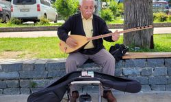Koyunların peşinde başlayan bağlama sevdasını sahilde küçük konserler vererek sürdürüyor
