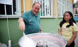 Okul müdürü yaptığı pamuk şekerlerle mutluluğu çoğaltıyor